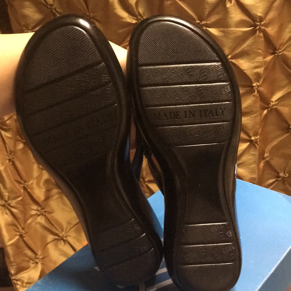 NIB Navy, Italian Shoemaker Rhinestone Sandal - Picture 3 of 3